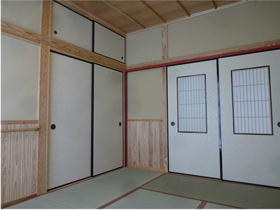 南側・東側にウッドデッキが廻り南向きの踏込のあるちょっと広いお部屋
